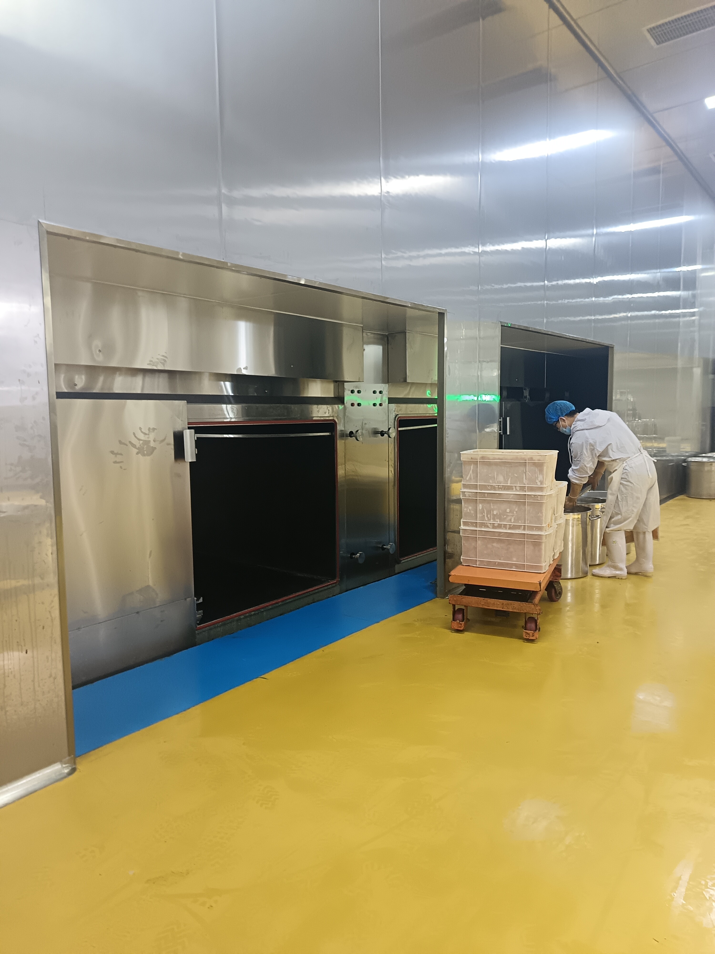 赣州大昌熟食真空预冷机:穿墙式安装阻断交叉污染,新疆吴家米粉实地案例分享