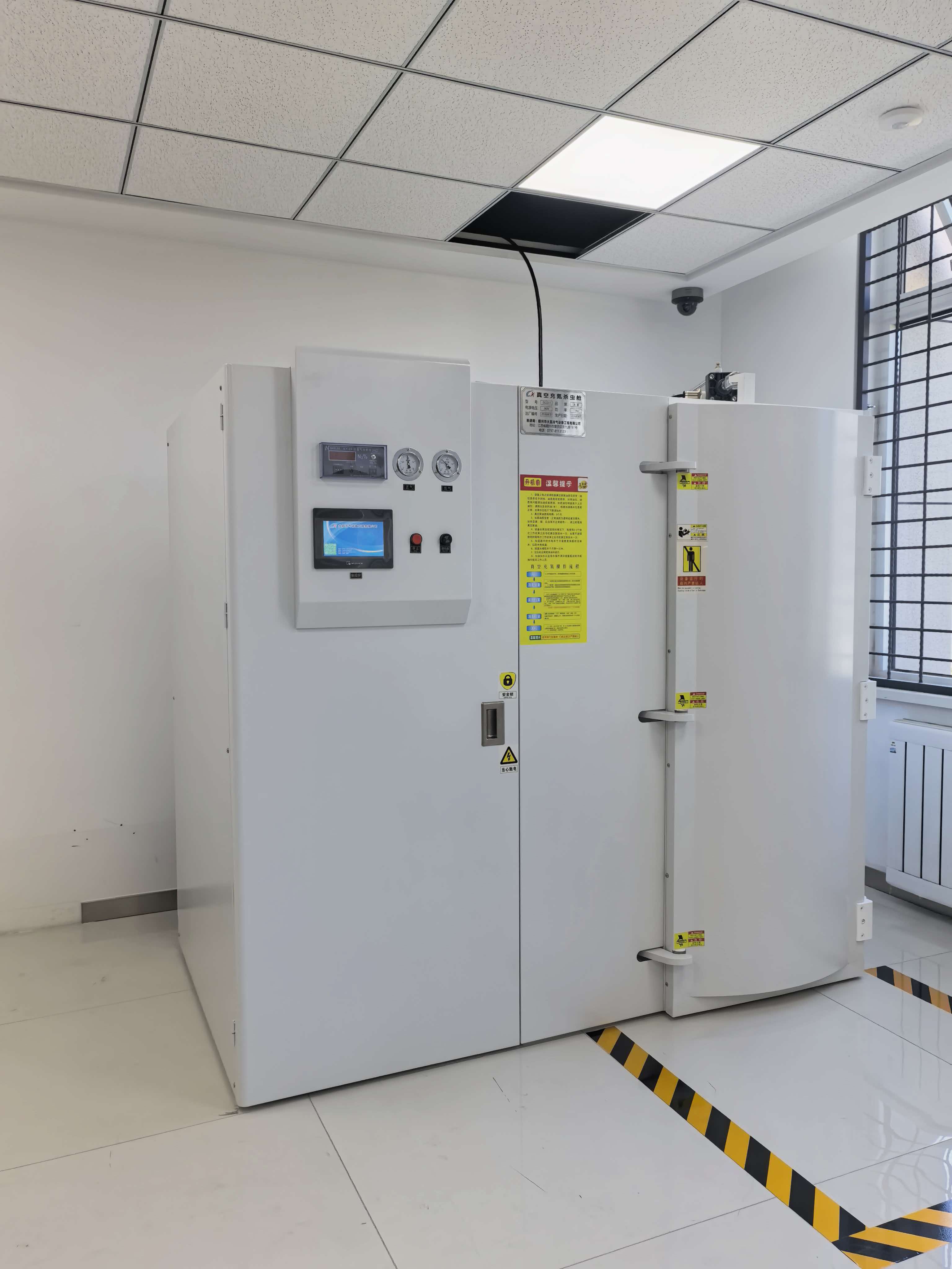 Vacuum nitrogen pest control chamber for archives and museum collections