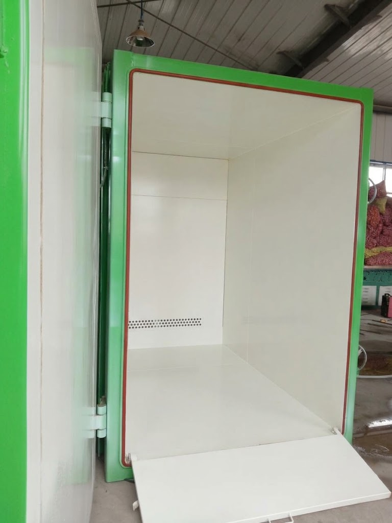 The spacious, food-grade white interior chamber designed for maximum hygiene and standard pallet loading.