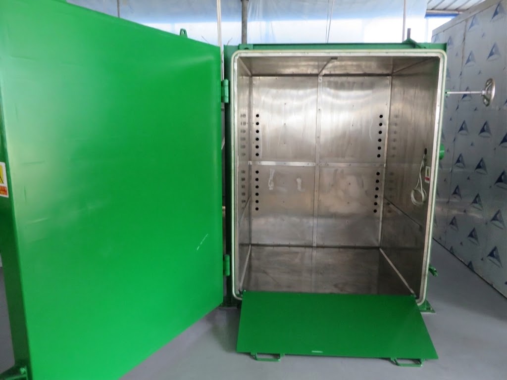 The pristine, food-grade stainless steel interior chamber equipped with a heavy-duty access ramp. The pristine, food-grade stainless steel interior chamber equipped with a heavy-duty access ramp.