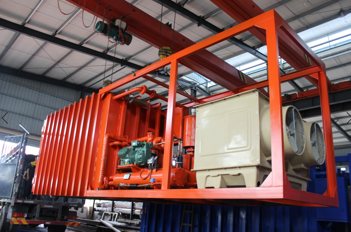 Seamless global logistics: securely loading the heavy-duty refrigeration module for safe transport to the client's facility.
