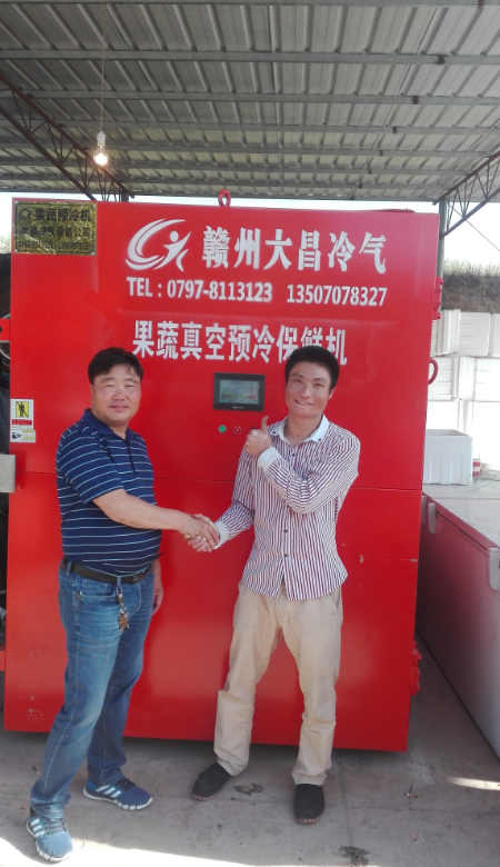 Ganzhou Dachang engineers and Lanzhou farm management celebrating a successful equipment installation and enhanced cold chain efficiency.