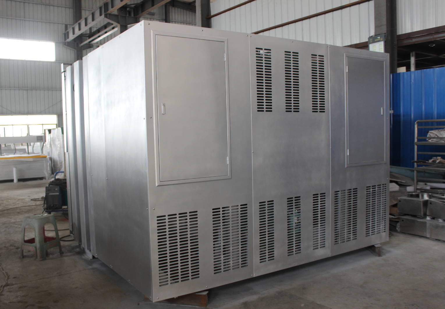 The robust exterior paneling and ventilation systems of our commercial refrigeration modules, engineered for sustained, high-capacity B2B operations. The robust exterior paneling and ventilation systems of our commercial refrigeration modules, engineered for sustained, high-capacity B2B operations.
