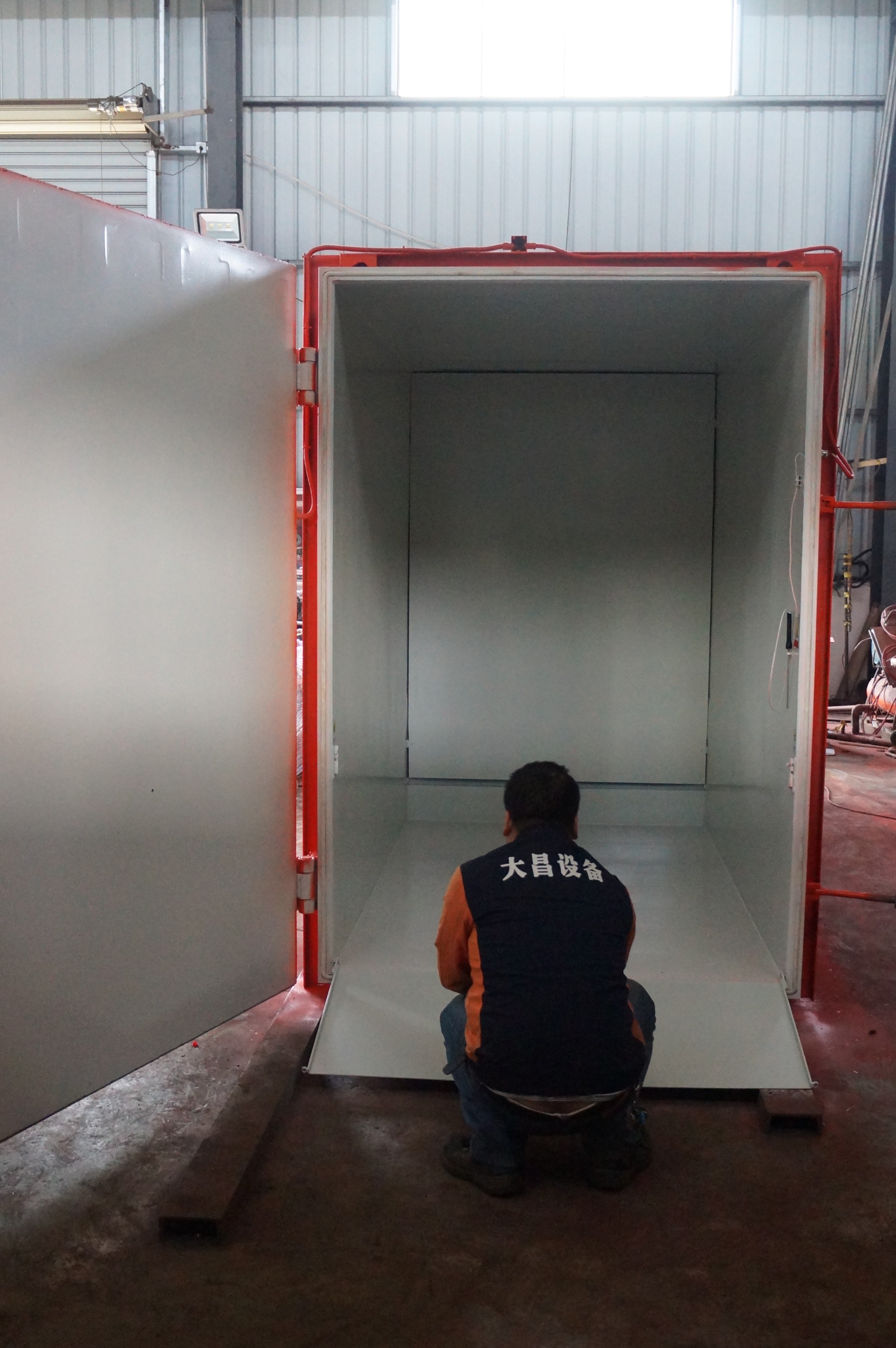 A Ganzhou Dachang engineer inspecting the massive, easy-to-clean internal chamber before final factory testing A Ganzhou Dachang engineer inspecting the massive, easy-to-clean internal chamber before final factory testing