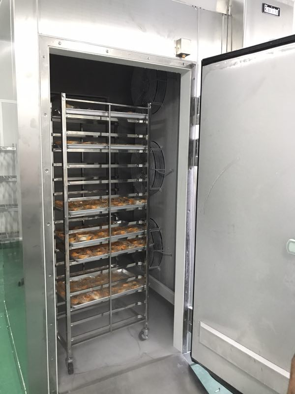 Powerful industrial fans generate intense, even airflow across the loaded trolley, ensuring that pre-made food products freeze rapidly to lock in moisture, flavor, and nutritional value